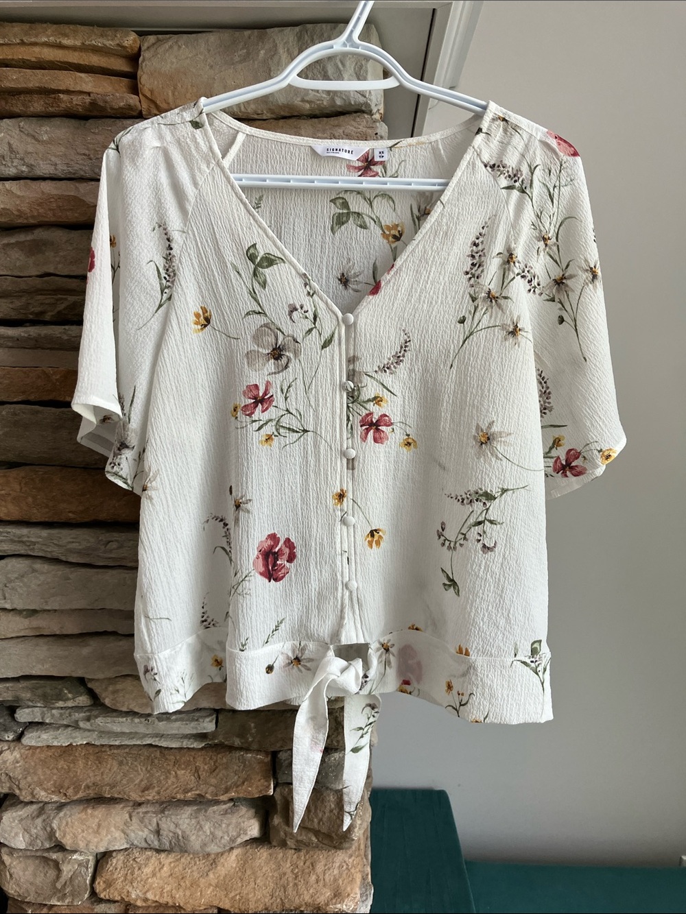 Reitmans Cream Floral Tie-Front V-Neck Blouse